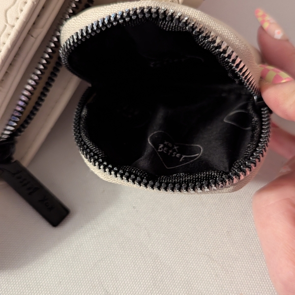 NWOT Cream Skull Embossed Crossbody Bag - Picture 3 of 6